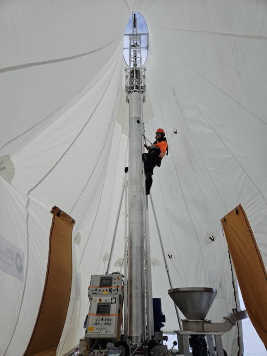 A person climbing a pole
AI-generated content may be incorrect.